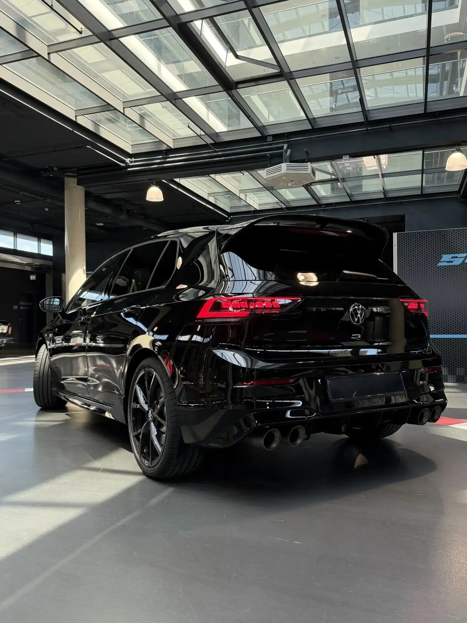 VW Golf 8R Akrapovic